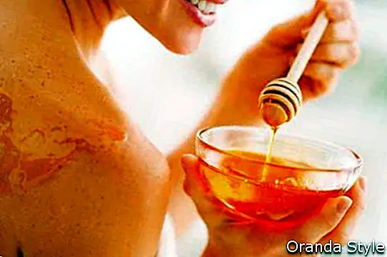 Nahaufnahme auf junger Frau mit dem Honig unterstützen an das Halten der Honigplatte