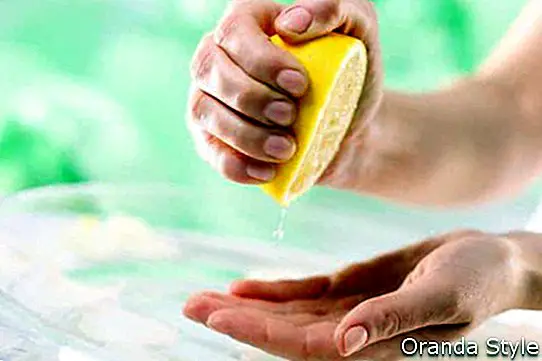Kvinden pressede palmes citronsaft
