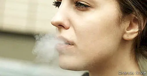 жена-пушење напољу