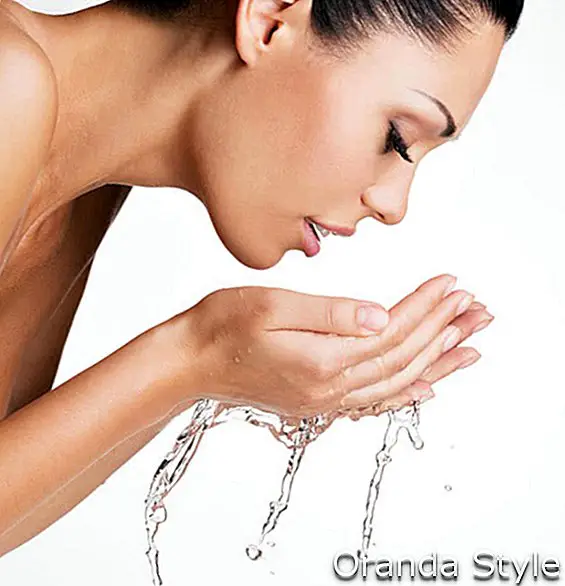mujer que se lava la cara