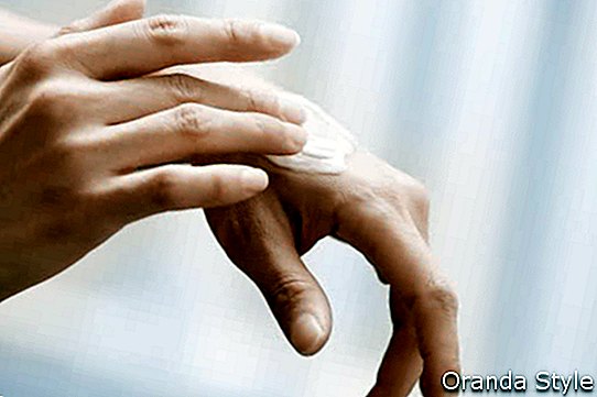 Žena nanosi hidratantnu kremu na ruke