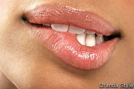 Wanita menggigit bibir