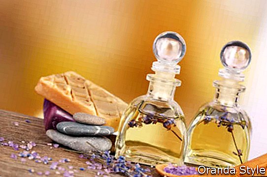 Lázně Zátiší s levandulovým olejem a květinami na dřevěný stůl