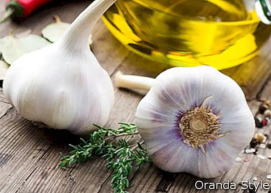 Ingredientes frescos para cocinar con aceite de oliva.