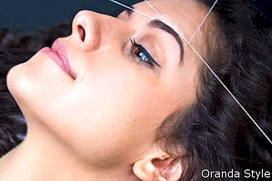 attraktiv kvinne i skjønnhetssalong på ansiktshårfjerning øyenbryn tråder prosedyre 3