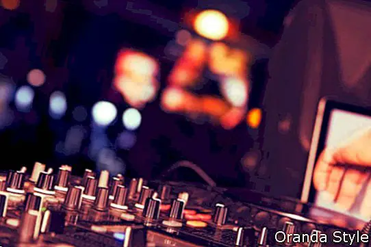 naktskluba ballītes DJ skaņu aparatūra
