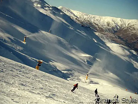 Skifahrer auf New Zealands Coronet Peak