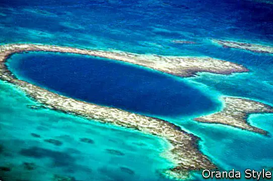 velká modrá díra na pobřeží Belize