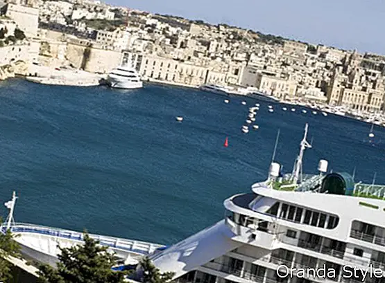Velký křižník kotvil ve Velkém přístavu na Maltě