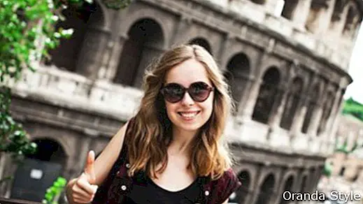 นักท่องเที่ยววัยหนุ่มสาวสวยเดินทางในกรุงโรม