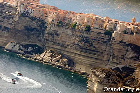 Bonifacio miestelis ant uolos Korsikos saloje