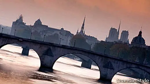 Jambatan di atas sungai Seine di Paris
