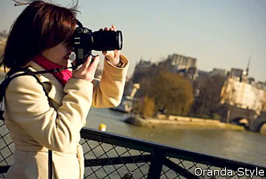 उसके कैमरे का उपयोग कर पेरिस में सुंदर पर्यटक