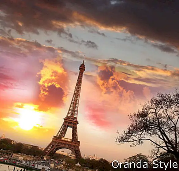 Eiffelova věž ve večerních hodinách