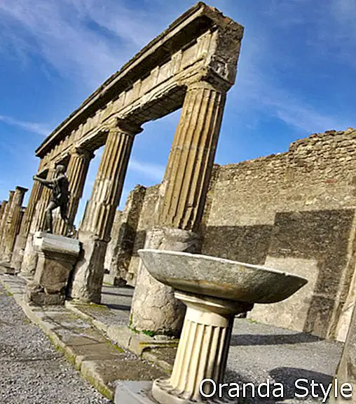Pohled na zříceniny Pompejí v Itálii
