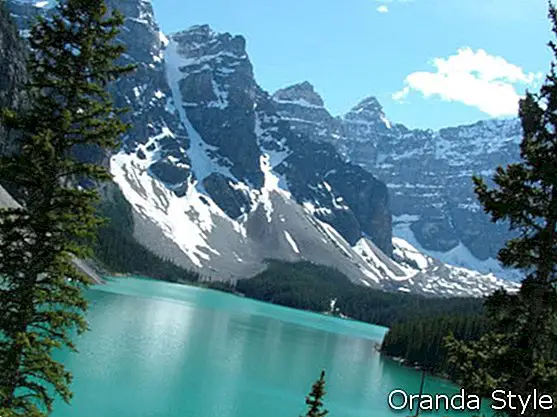 Moraine Lake v národním parku Banff v Kanadě