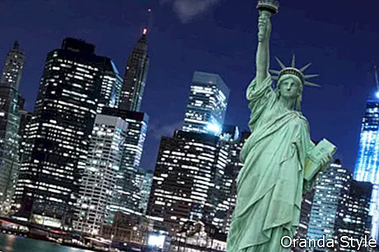 Manhattan-Skyline und das Freiheitsstatue nachts