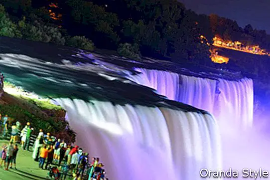 Niagara Falls beleuchteten nachts durch bunte Lichter