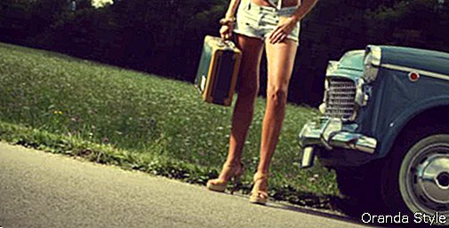 mladé dievča s kufrom a veteránom