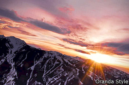 Slunce klesá za lyžařskou oblast Aspen Highlands