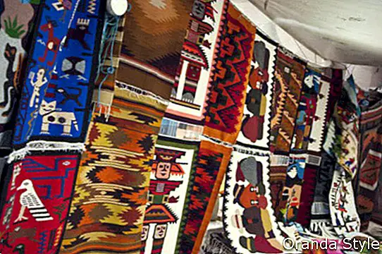el hermoso y colorido mercado indígena de otavalo