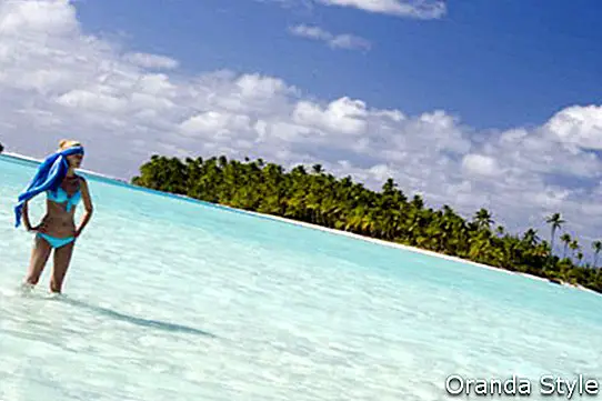 Ung kvinne i en bikini i en tropisk lagune i Fiji i Sør-Stillehavet