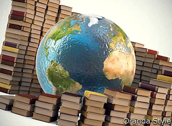 planeta tierra con pilas de libros