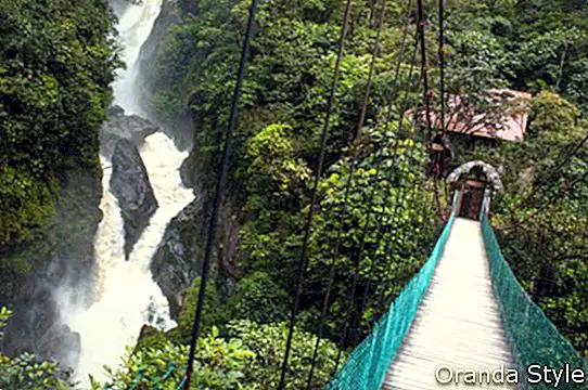 Gebirgsfluss und Wasserfall in den Anden