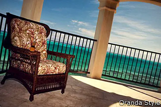 Stuhl auf der Terrasse am Meer