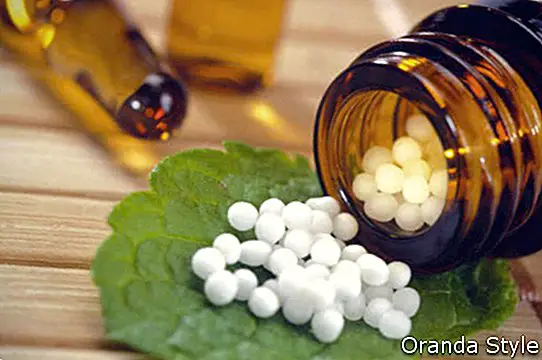 homeopatiska kulor på blad