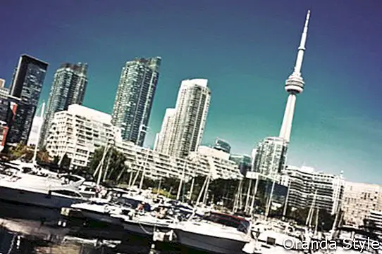 Nábřeží v Torontu s Canada Tower