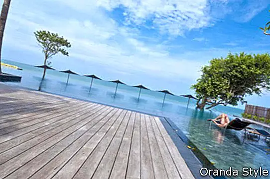 Terraza de la piscina en un resort Hua-Hin Tailandia
