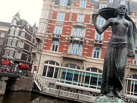Denkmal in der Nähe des Amsterdamer Kanals