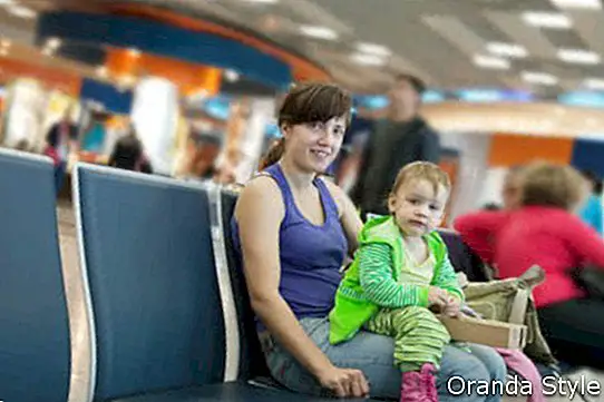 ibu gembira dan anaknya di lapangan terbang