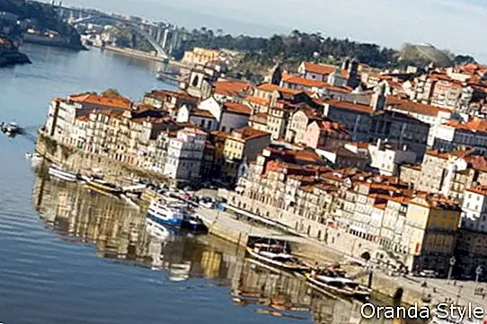 มุมมองของแม่น้ำ Douro เขื่อนของเมืองปอร์โต