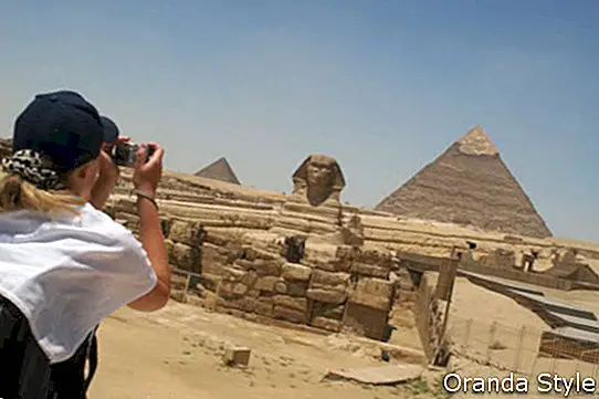 Blonde Turistin Takin Bild der Sphinx und der Pyramiden von Khafre