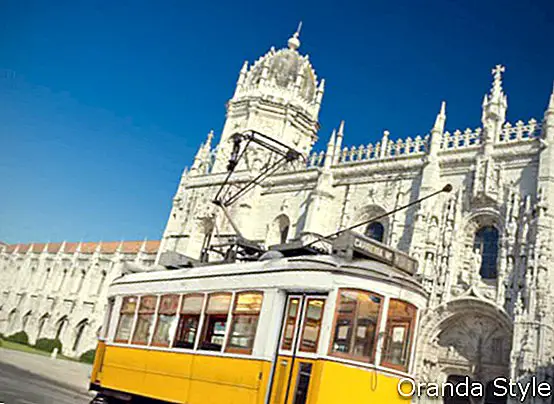 zabytkowy klasyczny żółty tramwaj z Lizbony zbudowany częściowo z drewna
