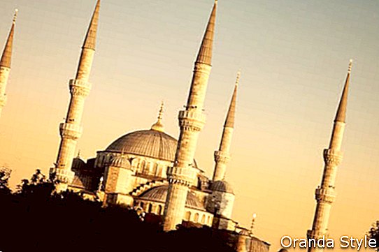 modrá mešita pri západe slnka