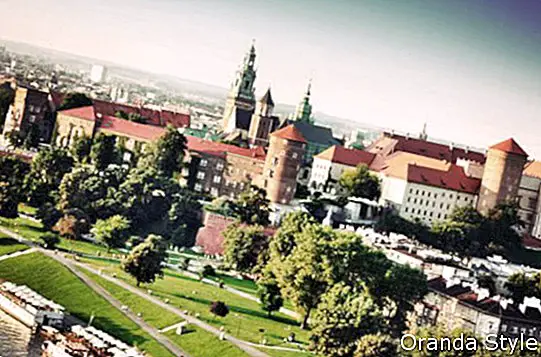 ιστορικό βασιλικό κάστρο Wawel στην Κρακοβία