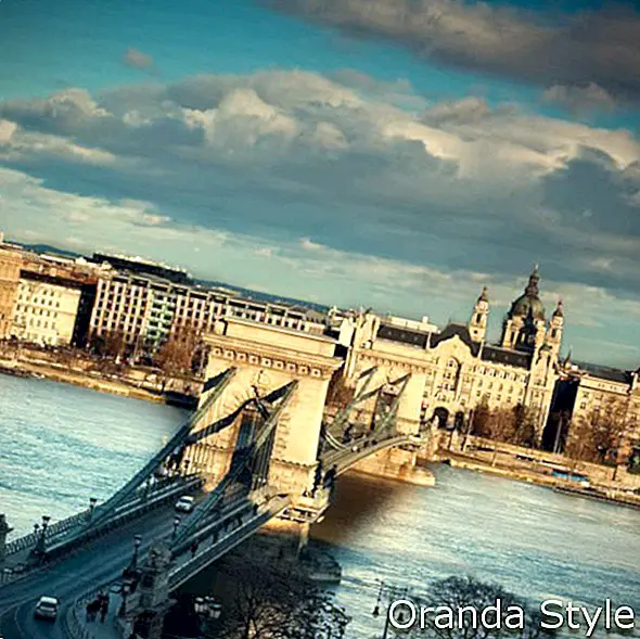słynny most łańcuchowy w Budapeszcie