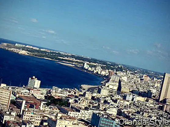 augšējais skats uz jūras krastu Havanas kubā