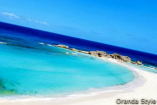 muddin pristanišče popolna prazna plaža na srednjem otoku Caicos