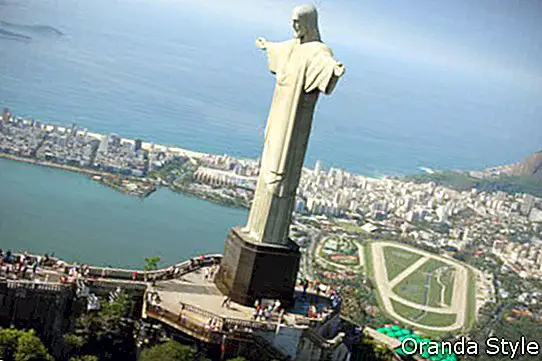 въздушен изглед на Христос Изкупителя в Рио де Жанейро