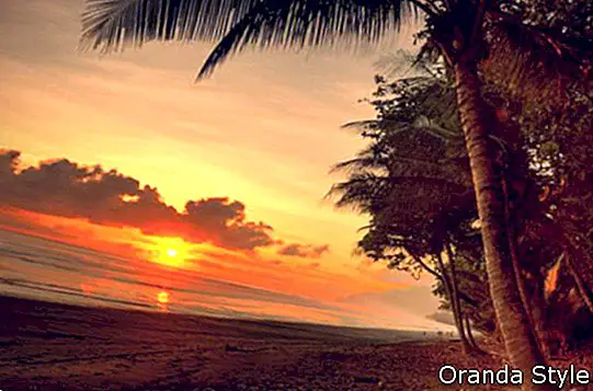 puesta de sol en una playa virgen de corcovado