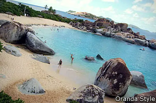 bãi biển hình lưỡi liềm với những tảng đá granit và nước màu ngọc lam