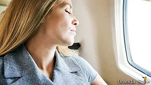 5 modi per essere comodi ed eleganti su un lungo volo