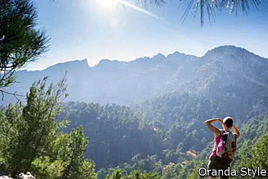 Krásná fit mladá žena turistika na horu a užívat si při pohledu na ostrov Thassos Řecko