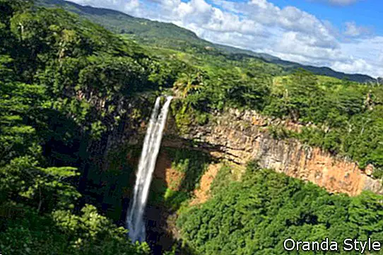 Szenischer Chamarel fällt in Dschungel von Mauritius-Insel