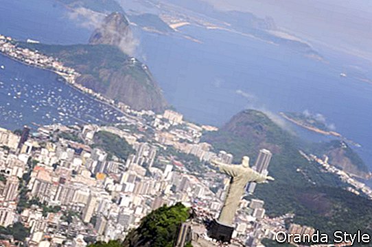 リオデジャネイロのキリスト像とシュガーローフの空撮