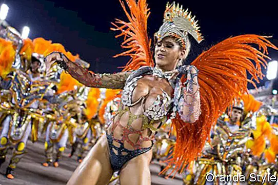RIO DE JANEIRO, Brazilija - kovo 3 d.: „Unidos da Tijuca Samba“ mokyklos nariai per savo paradą 2014 m. Brazilijos karnavale Sapucai Sambadrome 2014 m. Kovo 03 d. Rio de Žaneire, Brazilijoje. Rio de Žaneiro karnavalų paradų naktys kovo 2 d. Prasidėjo fejerverkais ir nudžiugino tūkstančius turistų ir vietinių gyventojų, anksčiau mėgavusių gatvės šventėmis (žinomas kaip